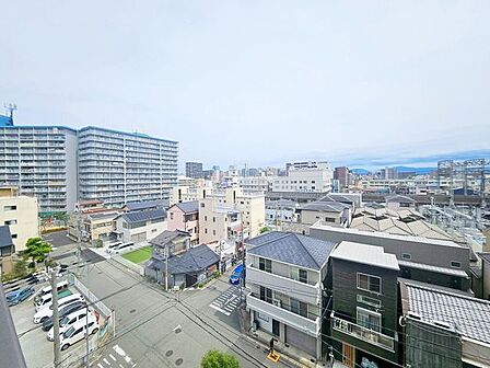 目の前にはさえぎる建物がないので、眺望が良好です。また、眺望が良いということは、光や風を遮るものがほとんどないため、採光や通風がしやすいメリットもあります。