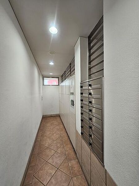 宅配ボックスは「不在時に荷物を受け取れる」や「宅配業者と接触せずに荷物を受け取れるので防犯対策になる」といったメリットがあります。忙しい方でも受け取りに便利な宅配ボックスがあると安心・快適・便利。