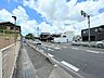外観：歩道もしっかりと整備されています。開放的な道路なので見晴らしも良く、出入りも確認しやすいです。