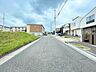 その他：幅員約9ｍの前面道路です。広々としていて、街並みが開放的で圧迫感がありません。