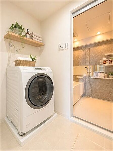 室内洗濯機置き場があるので、汚れた洋服を洗面台で一度洗ったらそのまま洗濯機に入れることが出来ます。※実際の写真に家具や調度品をCG合成したものです。