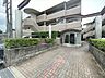 その他：【エントランス】道路から距離のあるエントランスは、お子様の飛び出しも防ぐことができるので安心です