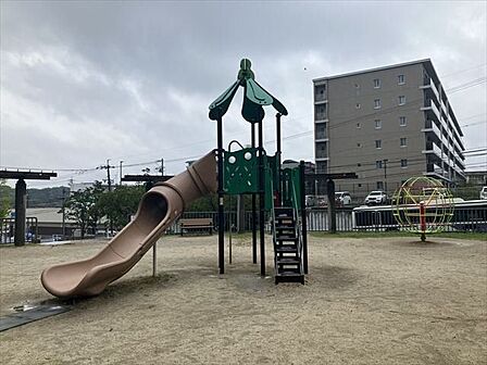 鳴子中央公園【鳴子小学校近くに位置し、滑り台やジャングルジムの遊具がありお子さまも楽しく遊べます。】 190m