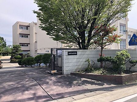 名古屋市立太子小学校学校教育目標 よく考え、正しく判断し、すすんで行動する子思いやりの心をもち、励まし合い、なかよく助け合う子何事も、ねばり強くたくましく、さいごまでやりぬく子 840m