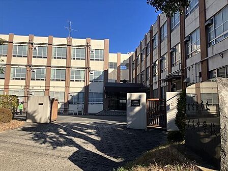 大高中学校【教育目標・自らの向上を求めて、常に誠実に生きる人間を育てる。・学習、生活ともに勤勉を重んじ、粘り強くやり抜く人間を育てる。・友愛の精神に満ち、健康で活動的な人間を育てる。】 1050m