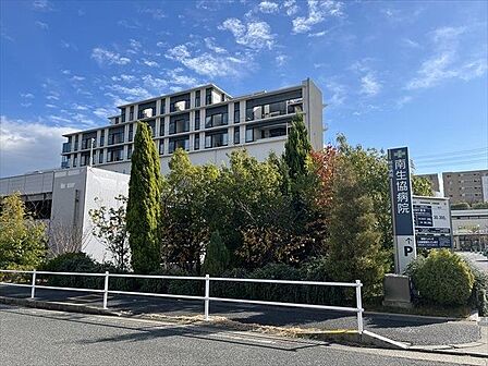 総合病院 南生協病院・総合病院のため医師が必要と判断した時にはそのまま入院できます。・入院時の快適な療養環境。個室はベッドのうち50%。4人部屋でもベッドサイドに窓がありエアコンも一人一台あり…