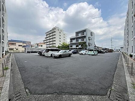 マンション中央に平面駐車場が完備されています。マンション北側と南側から出入りができます。
