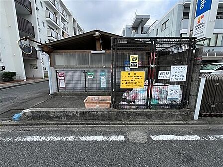 マンション北側にゴミ置き場があります。柵が設置されていますので、カラスから防ぐことができ、ゴミ出しトラブルなどの発生も防げます。