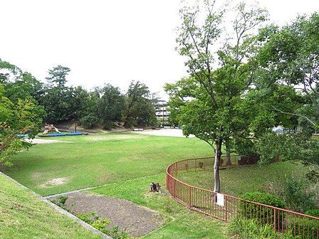 鳴子長根公園地下鉄桜通線「鳴子北」駅より徒歩8分。海抜20m。遊具もある広い敷地の公園。公園を囲む木々が多く、林への散策コースもあり。 90m