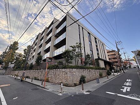 最寄り駅から徒歩3分の利便性に加えて、大通りから中に入った閑静な住宅街に立地。