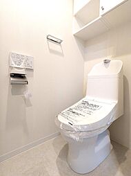 上部に収納スペースを設けた機能性に優れたトイレです