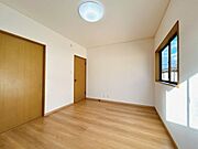 【リフォーム済】2階6帖洋室です。床はフローリングの重ね張り、クロスの張替えを行いました。