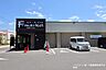 周辺：【エフ・マーケット 瀬田大江店】野菜専門の「近江八百心」を運営する株式会社ファシオのスーパーです。精肉店「肉の丸富」を併設しており、駐車場も完備しています。 930m