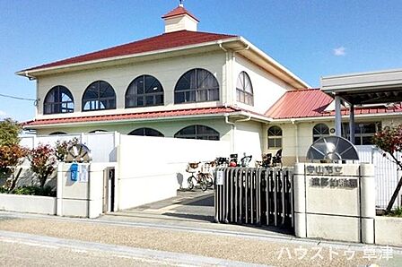 速野幼稚園昭和8年に開設され、速野小学校の近くに位置しています。「明るく健康で好奇心あふれる子ども」を教育目標としています。四季を感じることができる行事の紹介など、HPには写真付きで掲載されていま…