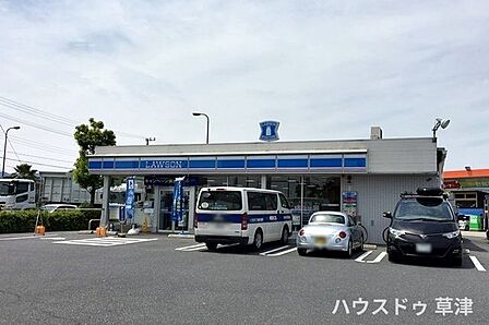 【ローソン琵琶湖大橋東詰店】琵琶湖大橋にほど近いコンビニエンスストアです。サイクルラックが設置されており、サイクリングでも来店しやすいお店です。食品・日用品の購入や公共料金の支払いなどにも便利です…