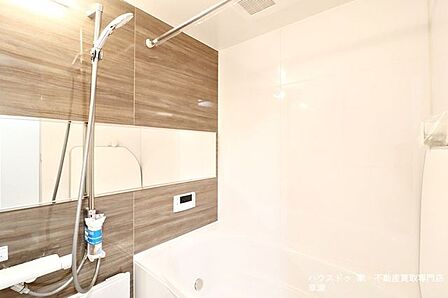 ゆったりとしたユニットバスです。足をのばして入れるので疲れも癒されそうですね。