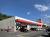 サンドラッグ半田店 495m