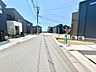 その他：前面道路の幅員が広く、お車の駐車も楽々です♪