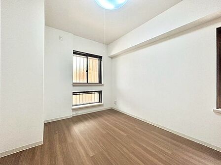 【洋室】明るく広々としたベッドルームは、一日の始まりと終わりを快適に過ごせます!