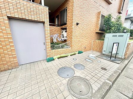 【ゴミ置き場】使いやすさに配慮した共用ゴミ置場で、常に清潔に保たれています。
