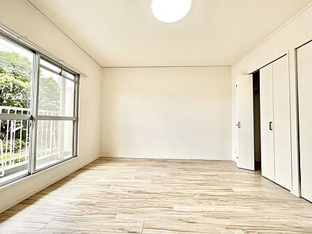 【洋室】2面採光で明るい室内になっており、風通しも良く居心地の良い空間です!