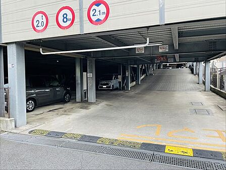 【駐車場】ファミリーカーも悠々駐車できるスペースです。お車好きにはたまらないですね!