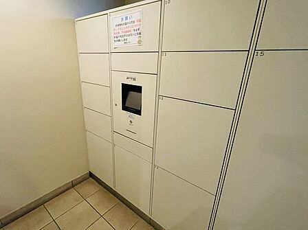 【宅配ボックス】不在時の受け取りが便利で玄関を開けて対応する必要が無いので防犯にも役立ちます。