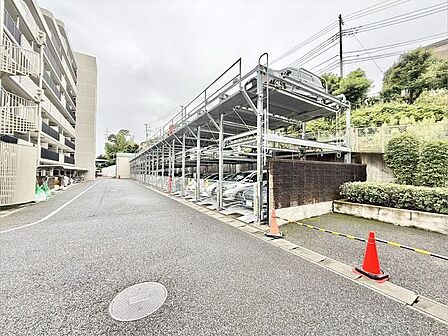 【駐車場】ファミリーカーも悠々駐車できるスペースです。お車好きにはたまらないですね!