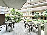 敷地内の共有部分にはオシャレでくつろげるスペースもあります♪