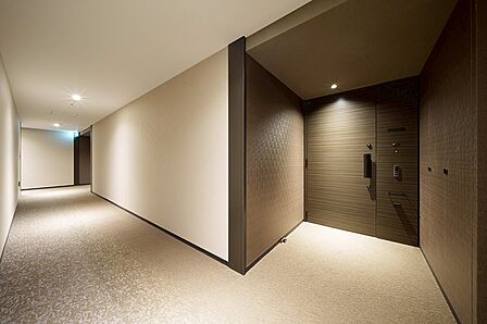 落ち着いた色調の共用廊下は、居住者様のプライベートな空間へと優しく誘います。日々の始まりと終わりに、心安らぐ空間を提供します。