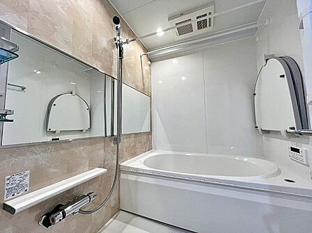 明るい色調でまとめられた浴室は、一日の疲れを癒すリラックス空間。浴室乾燥機も完備しており、雨の日のお洗濯も安心です。