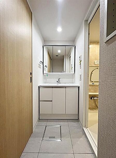 シンプルで明るい洗面台は、日々の準備を快適にサポートします。鏡裏収納で空間をすっきりと保てます。