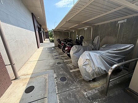 屋根付きの共用駐輪場を完備。大切なバイクや自転車を雨風から守ります。日々の通勤・通学、休日のツーリングにも便利です。