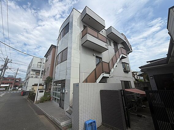 外階段が特徴的...