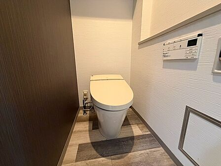 機能的なウォシュレット一体型トイレを完備。スタイリッシュなアクセントクロスが空間を彩ります。快適な時間をお過ごしいただけます。