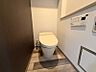 トイレ：機能的なウォシュレット一体型トイレを完備。スタイリッシュなアクセントクロスが空間を彩ります。快適な時間をお過ごしいただけます。