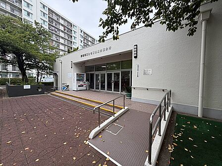 住民の交流を育む集会所。スロープと手すりを完備し、誰もが安心して利用できる設計です。談話スペースとしてもご活用いただけます。