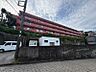 外観：丘陵地に建つ物件は、周囲を見晴らす開放的な眺望が魅力。空の広さを感じさせる景色が、日々の暮らしにゆとりをもたらします。