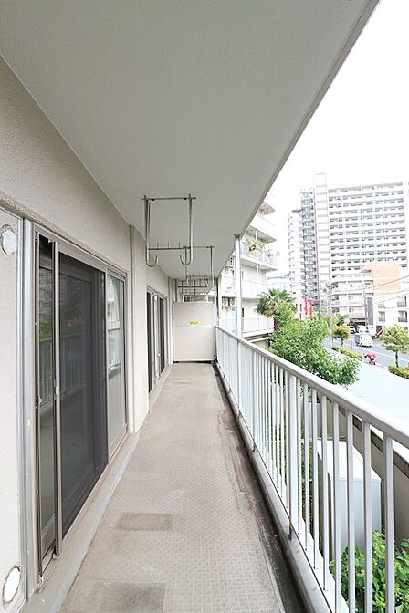 【バルコニー】南西向きにつき陽当たり良好!LDK・洋室2部屋から出入り可能です。