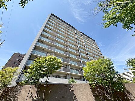 【建物外観】2012年築、多摩川まで徒歩2分の自然を感じる住環境に佇むマンションです。