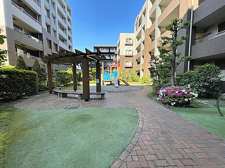 【提供公園】行動に面した敷地のコーナーには約167m2の提供公園を設けております。