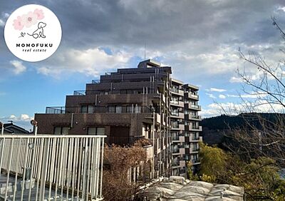 外観：鉄骨鉄筋コンクリート造　９階建ての５階のお部屋です。コンビニが近くにございます。