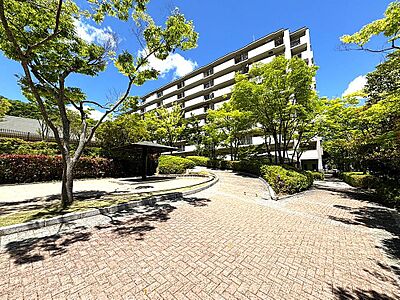 外観:【現地外観写真】「日の峰二丁目」バス停まで徒歩12分の立地。9階建ての7階部分、4LDKの角住戸。 外観:【現地外観写真】「日の峰二丁目」バス停まで徒歩12分の立地。9階建ての7階部分、4LDKの角住戸。