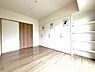 その他：【洋室/約6.0帖】北側の壁一面にクローゼットが備わっている洋室です。