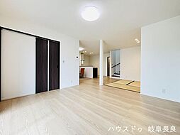 グローバルガーデン岐阜市柳津町丸野5丁目:リビング