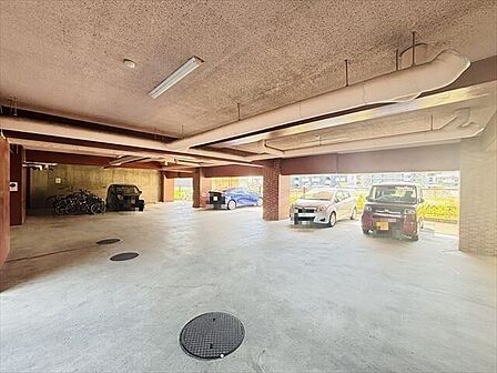 敷地内に駐車場を完備。お車をお持ちの方にも嬉しく、毎日の通勤やお出かけを快適にサポートします。※空き状況はお問い合わせください。