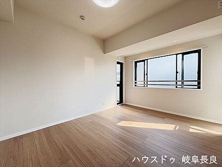 ≪7帖≫7帖のゆとりある洋室は、ベッドやデスクを置いてもゆったり。主寝室としてもおすすめの快適な空間です。