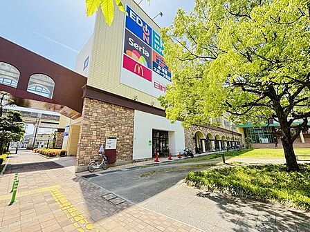オーキッドパーク【オーキッドパーク】電器屋やディスカウントストア、携帯ショップなどの施設が揃うショッピングセンター。お買い物に便利です♪ 330m