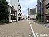 外観：≪東側南向き≫見通しの良い前面道路。道路幅にもゆとりがあり、毎日の車の出入りや通行もしやすい住環境です。