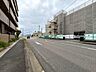 外観：≪南側東向き≫マンション前の前面道路はゆったりとした広さがあり、歩道も整備されています。歩行時にも配慮された住環境です。